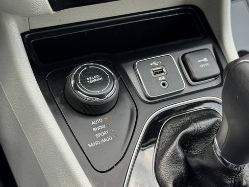 Used 2019 Jeep Cherokee Limited AWD/4WD image 36