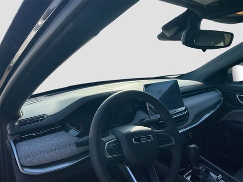 Used 2024 Jeep Compass Latitude image 7