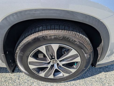 Used 2022 Toyota Highlander XLE AWD/4WD image 4