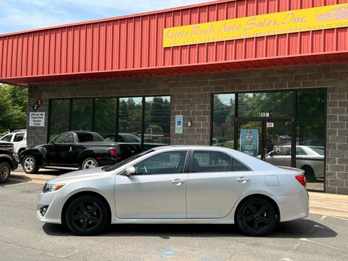 Used 2013 Toyota Camry SE FWD image 2