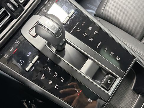 Certified 2026 Porsche Macan Turbo AWD/4WD image 28