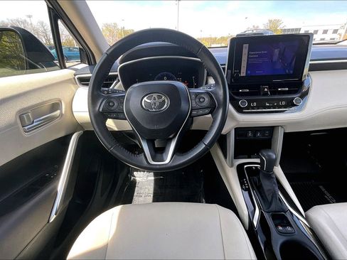 Used 2024 Toyota Corolla Cross XLE AWD/4WD image 5