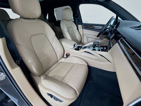 Used 2023 Porsche Cayenne S image 30