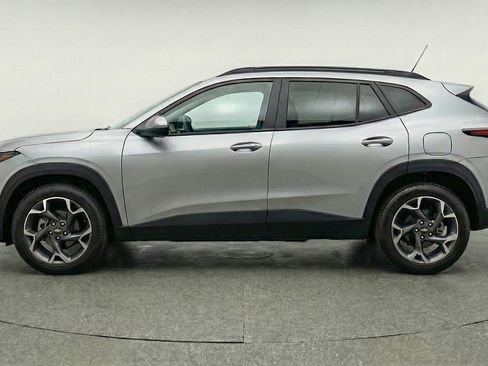 Used 2025 Chevrolet Trax LT FWD image 5