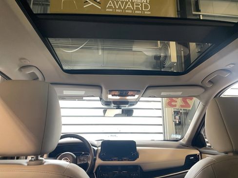 Used 2023 Nissan Rogue SL w/ SL Premium Package image 17