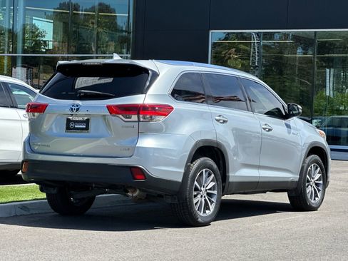 Used 2019 Toyota Highlander XLE w/ Carpet Mat Package (TMS) AWD/4WD image 3