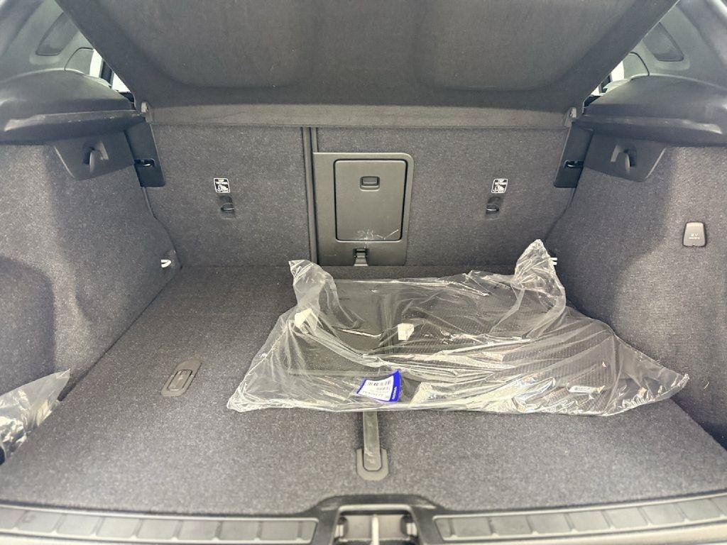 Used 2024 Volvo XC40 B5 Plus w/ Protection Package Premier AWD/4WD image 26