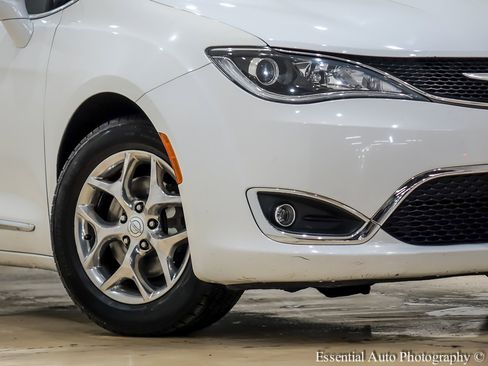 Used 2018 Chrysler Pacifica Limited image 3