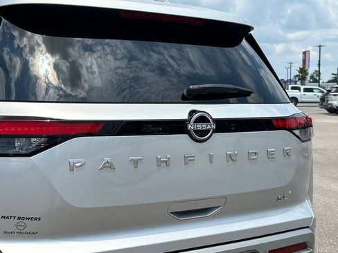 Used 2024 Nissan Pathfinder SL FWD image 5