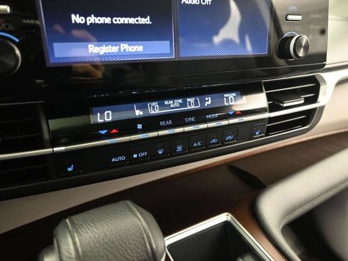 Used 2021 Toyota Sienna XLE FWD image 18