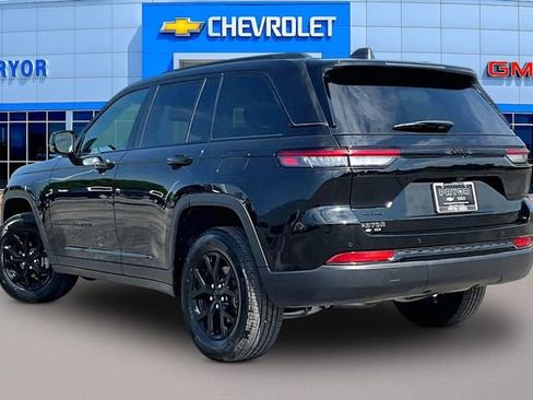 Used 2025 Jeep Grand Cherokee Altitude AWD/4WD image 4