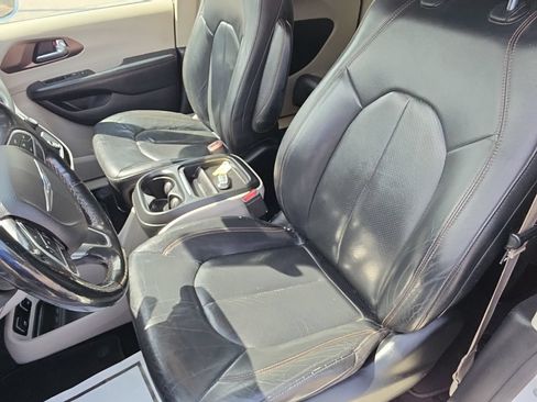 Used 2019 Chrysler Pacifica Touring-L FWD image 25