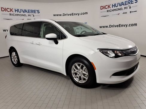 Used 2023 Chrysler Voyager LX FWD image 3