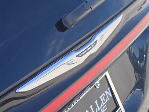 Used 2023 Chrysler Pacifica Touring-L FWD image 11