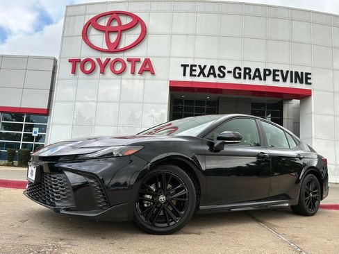 Used 2026 Toyota Camry SE FWD image 2