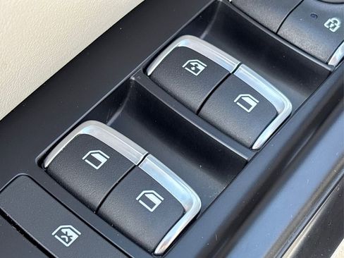 Used 2023 Kia Carnival LX image 33