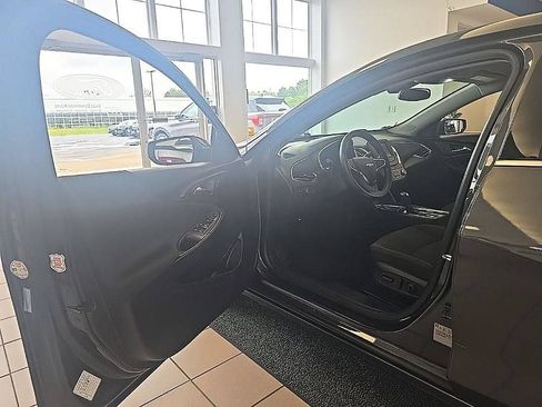 Used 2017 Chevrolet Malibu LT FWD image 11