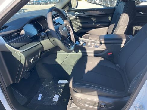 New 2025 Jeep Grand Cherokee L Laredo image 21