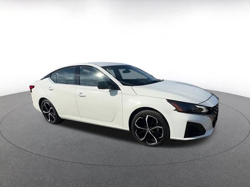 Used 2025 Nissan Altima 2.5 SR image 2