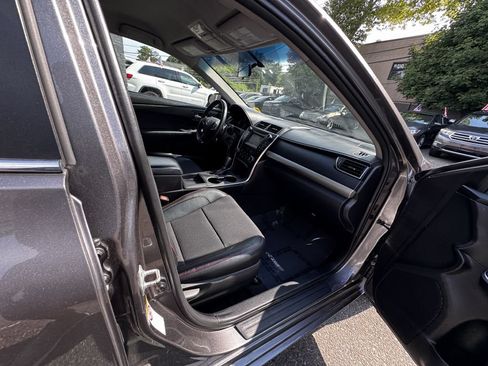 Used 2016 Toyota Camry SE FWD image 19