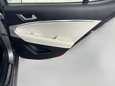Used 2025 Genesis G70 2.5T RWD image 28