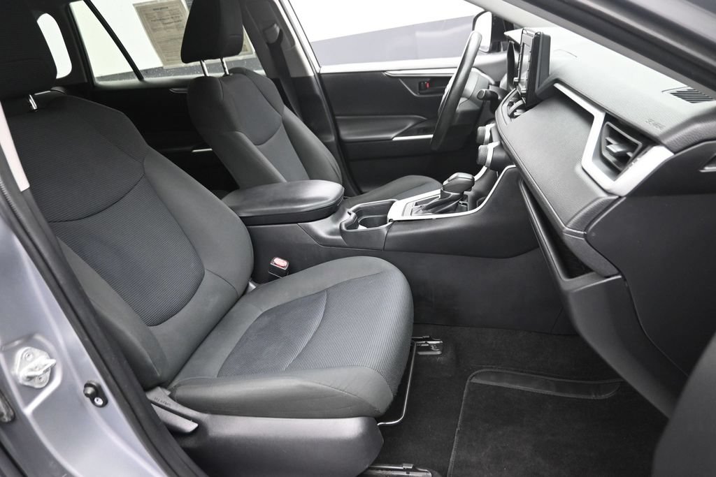 Used 2020 Toyota RAV4 LE FWD image 9