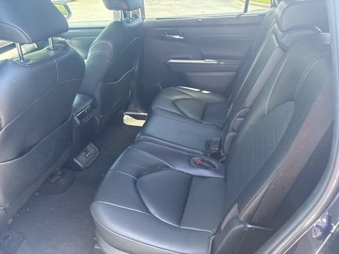 Used 2023 Toyota Highlander XLE AWD/4WD image 10