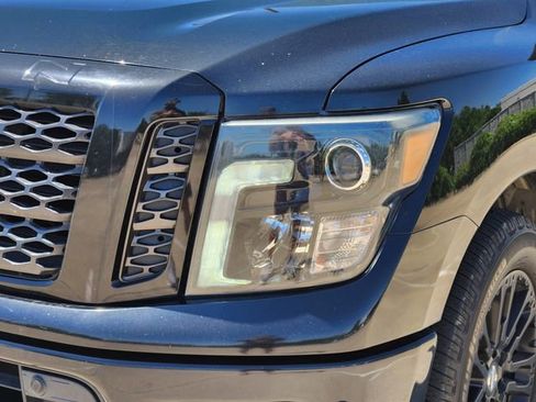 Used 2019 Nissan Titan SV w/ SV Convenience Package RWD image 9