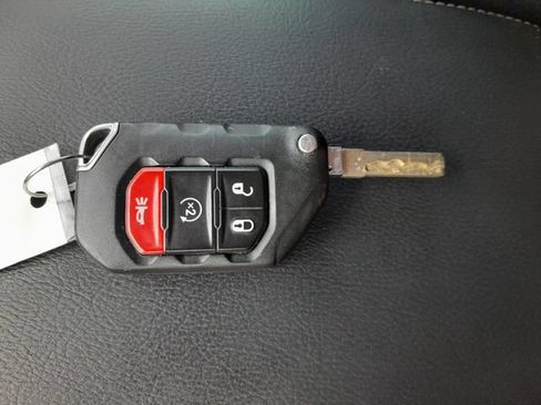 Used 2018 Jeep Wrangler Unlimited Sahara w/ Cold Weather Group AWD/4WD image 10