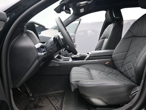 Used 2025 BMW 760i xDrive w/ Luxury Rear Seating Package AWD/4WD image 17