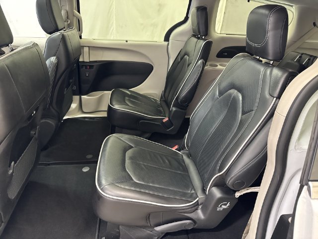 Used 2023 Chrysler Pacifica Limited FWD image 13