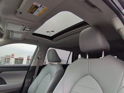 Used 2023 Toyota Highlander XLE image 10