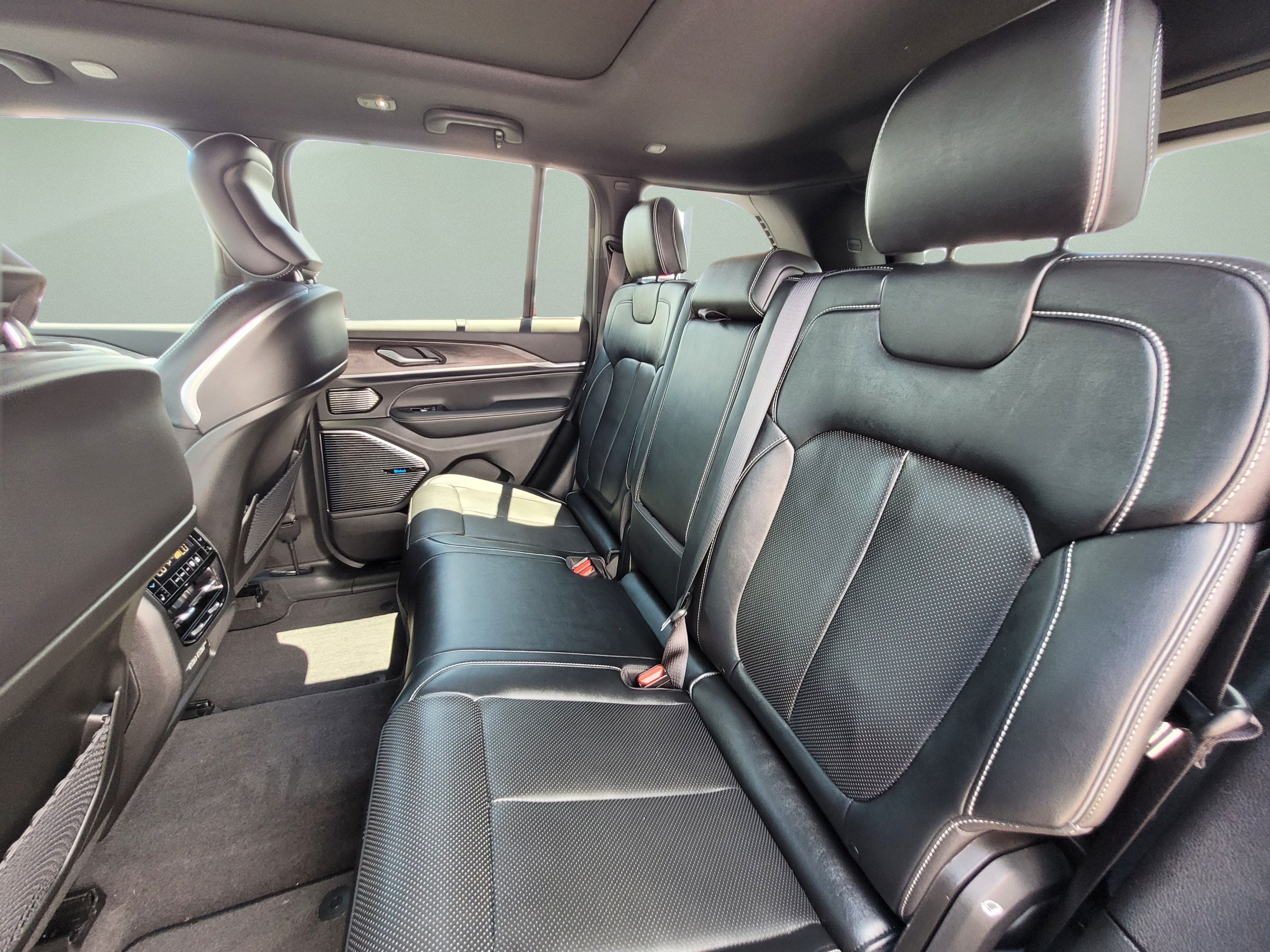 Used 2022 Jeep Grand Cherokee Overland w/ Luxury Tech Group IV AWD/4WD image 19