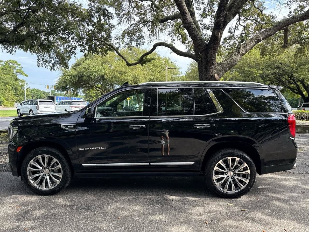 Used 2021 GMC Yukon Denali w/ Denali Premium Package AWD/4WD image 2