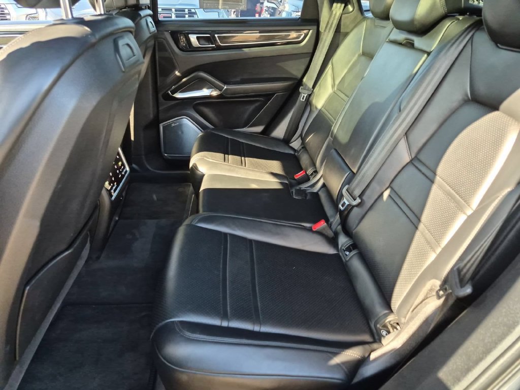 Used 2020 Porsche Cayenne Turbo S AWD/4WD image 18