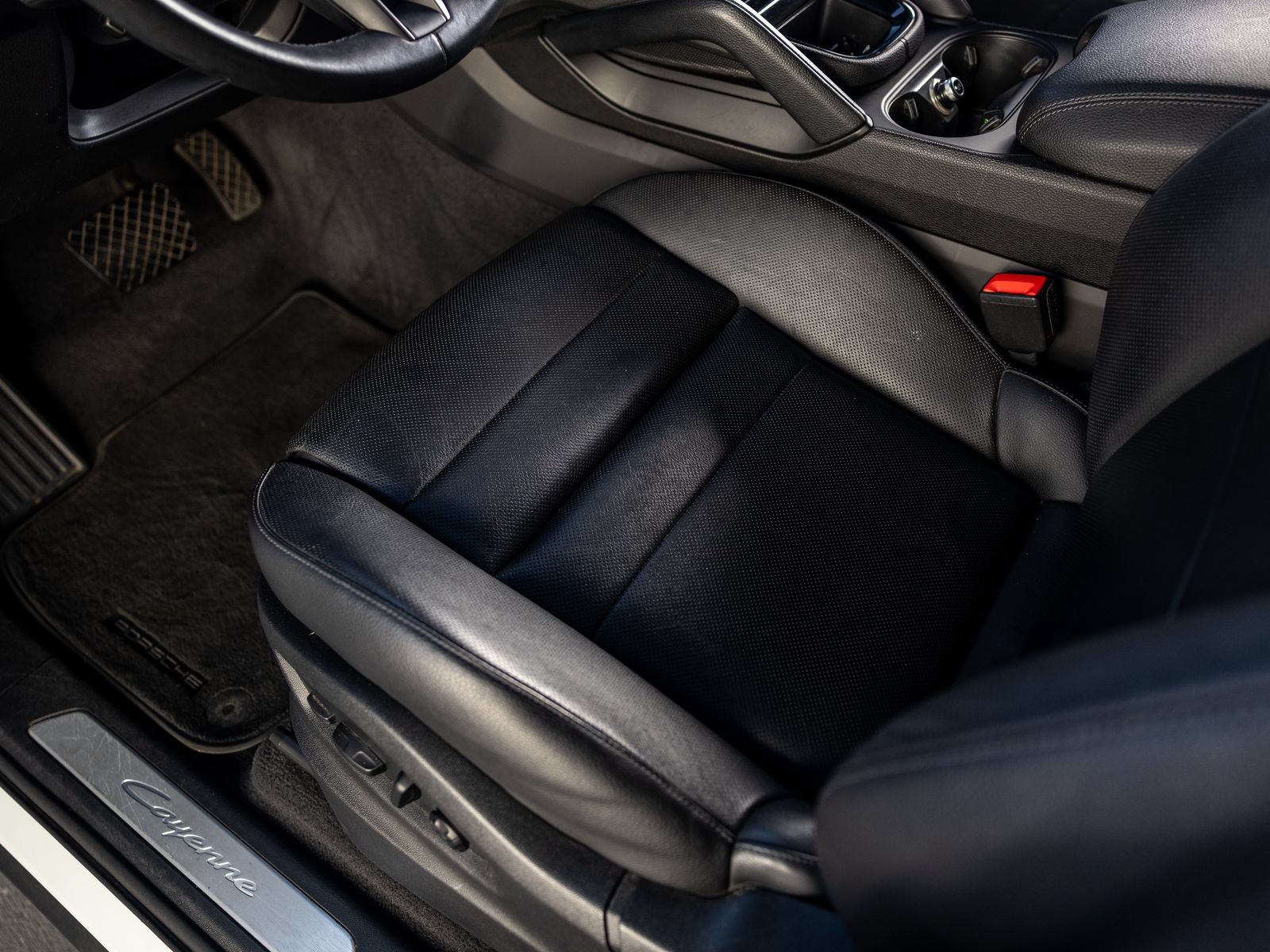 Certified 2024 Porsche Cayenne AWD/4WD image 39
