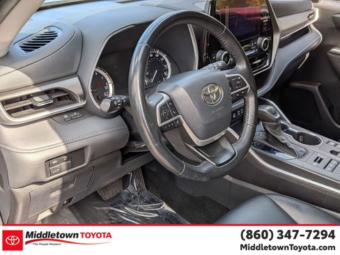 Certified 2024 Toyota Highlander XLE image 16