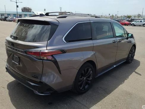 Used 2022 Toyota Sienna XSE w/ XSE Plus Package FWD image 5