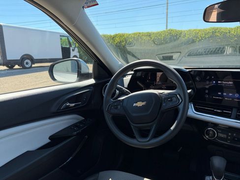 Used 2025 Chevrolet Trax LT image 32