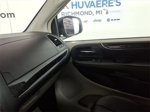 Used 2014 Chrysler Town & Country Touring-L w/ Driver Convenience Group image 26