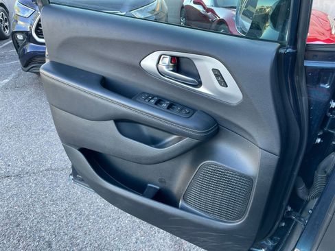 Used 2025 Chrysler Pacifica Limited FWD image 18