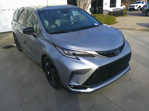 Used 2021 Toyota Sienna XSE image 40