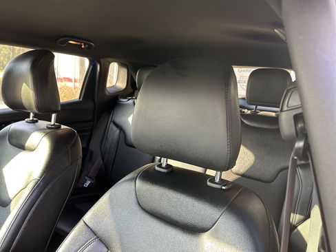 Used 2024 Jeep Compass Latitude w/ Convenience Group image 17