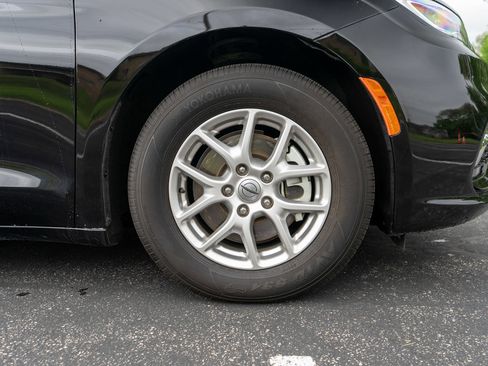Used 2025 Chrysler Pacifica Select FWD image 11