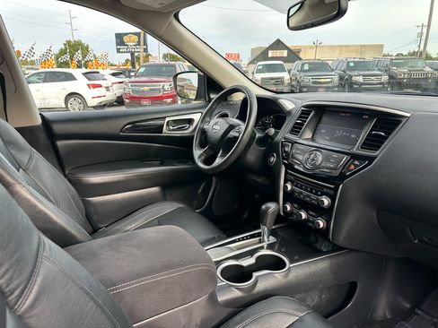 Used 2019 Nissan Pathfinder SV image 12