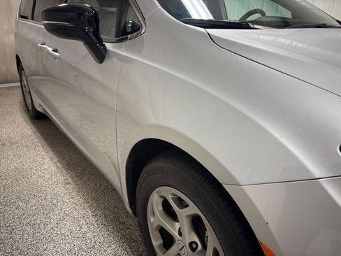 Used 2024 Chrysler Pacifica Limited image 9