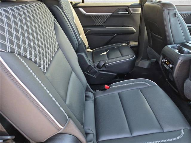 Used 2025 GMC Acadia Denali w/ Super Cruise Package FWD image 22