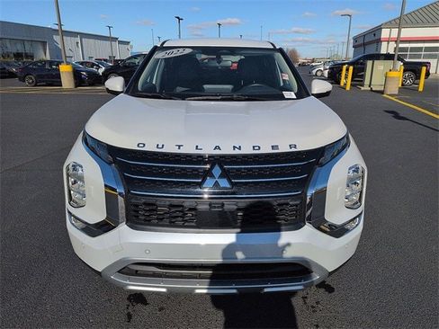 Used 2022 Mitsubishi Outlander SE image 2