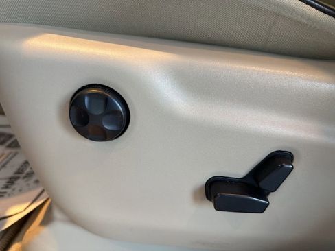 Used 2017 Jeep Grand Cherokee Overland image 16