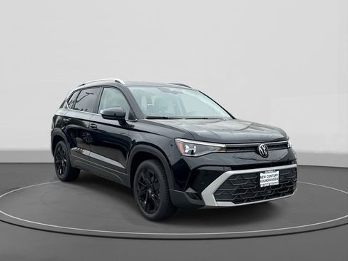 New 2026 Volkswagen Taos SE FWD image 1